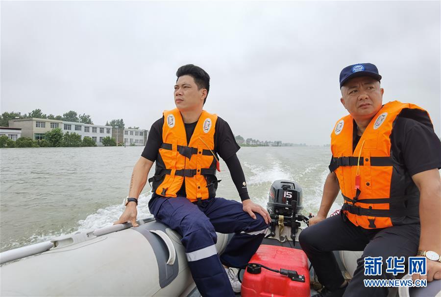 (防汛抗洪·一線人物·圖文互動(dòng))(2)萬(wàn)家燈火明 壩上有神兵——安徽宿松長(zhǎng)江大堤上的“守護(hù)者聯(lián)盟”群像