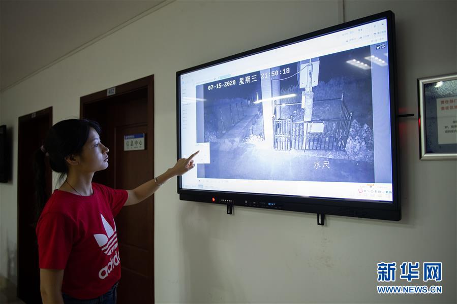 （防汛抗洪·圖文互動）（5）在大堤上成長，為人民守護——洪水中的青年“生力軍”