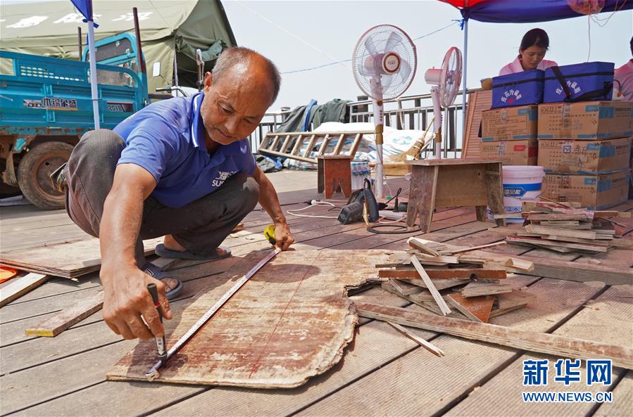 (防汛抗洪·圖文互動(dòng))(2)特寫(xiě):康山大堤上的脫貧“守堤人”