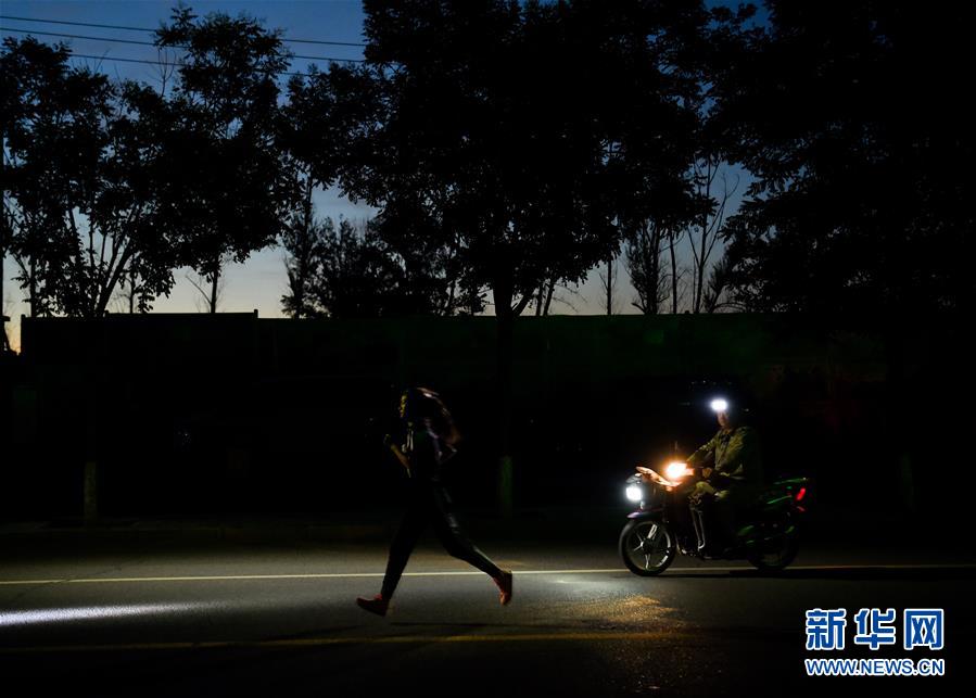 (體育·圖文互動)(3)父愛如燈  伴我奔跑