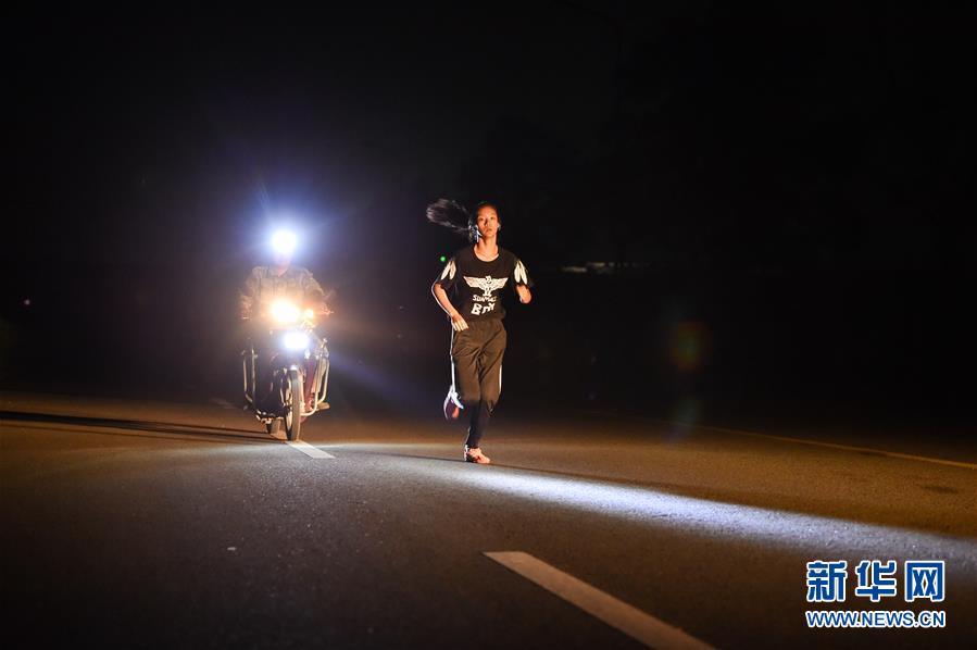 (體育·圖文互動)(4)父愛如燈  伴我奔跑