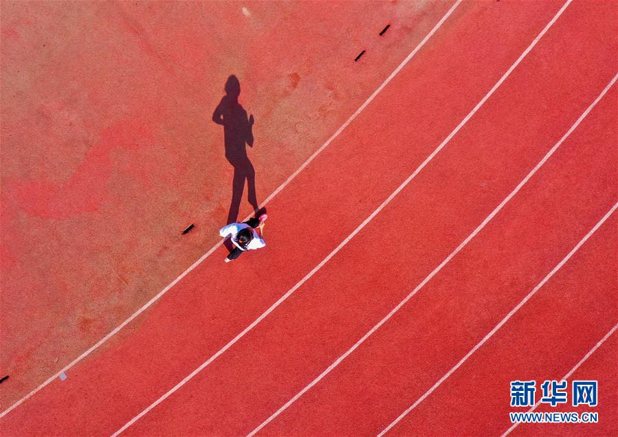 (體育·圖文互動)(20)父愛如燈  伴我奔跑