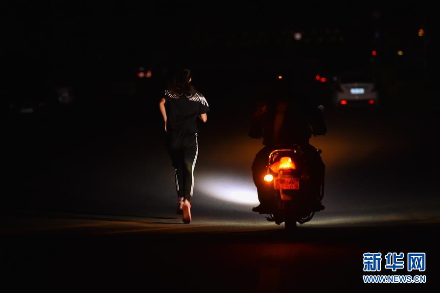 (體育·圖文互動)(23)父愛如燈  伴我奔跑