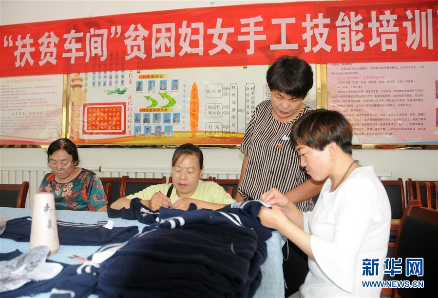 （決戰(zhàn)決勝脫貧攻堅·圖文互動）（1）內蒙古河套：一雙巧手、一副棒針、一團毛線打造貧困戶“炕頭經(jīng)濟”