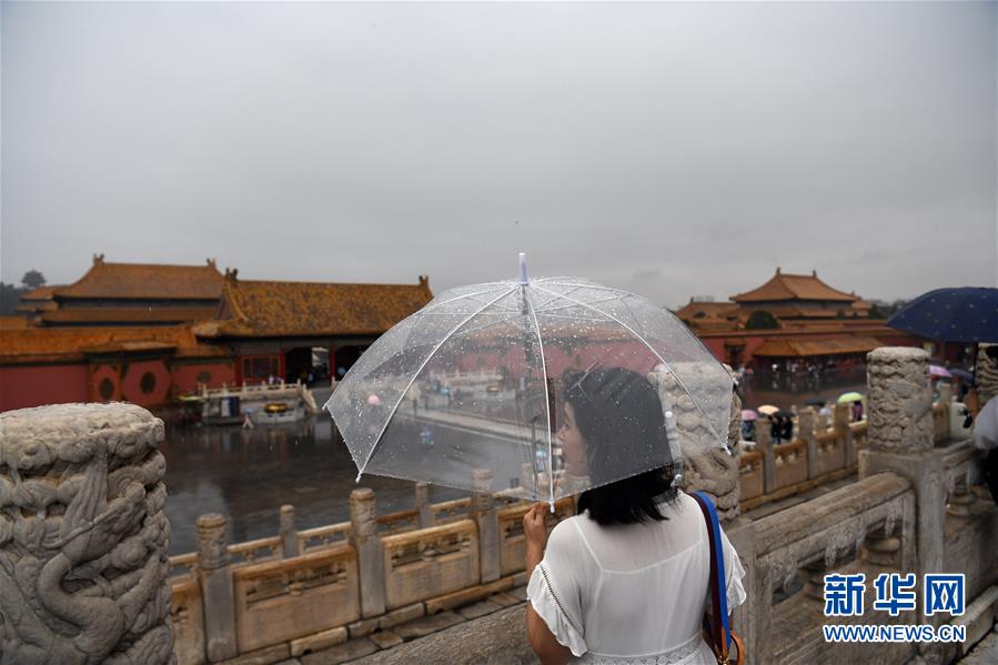 (社會(huì))(1)故宮雨中游