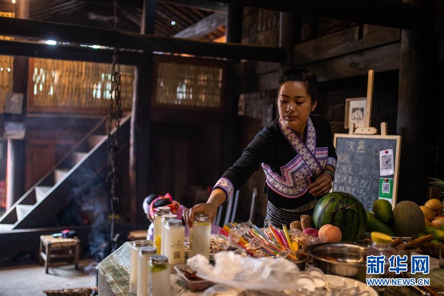 （決戰(zhàn)決勝脫貧攻堅(jiān)·圖文互動）（3）眼前的生活就是詩和遠(yuǎn)方——藝術(shù)引領(lǐng)云南傣族山村蝶變