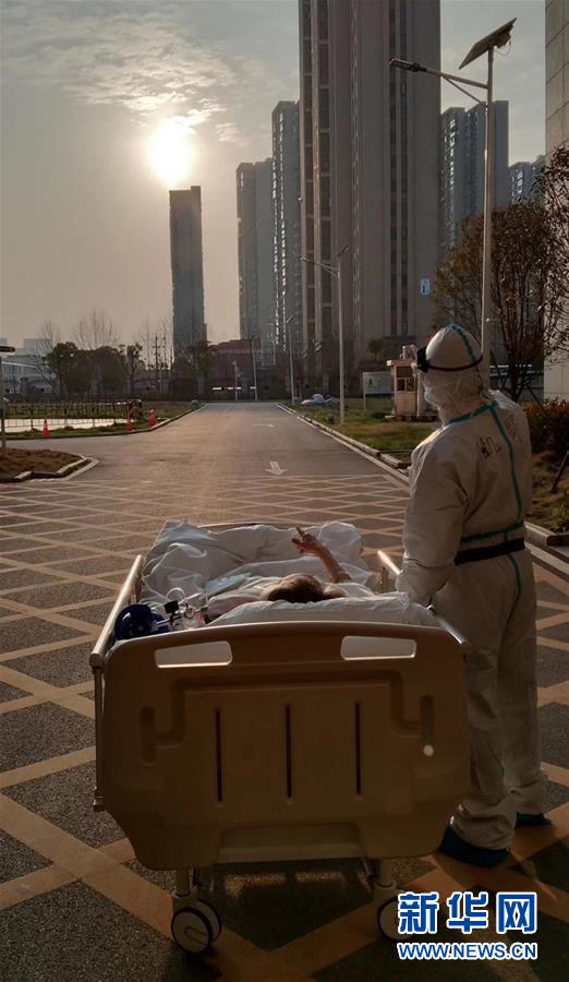 (新華全媒頭條·圖文互動(dòng))(8)以仁心仁術(shù)造福人民——寫在第三個(gè)中國(guó)醫(yī)師節(jié)之際