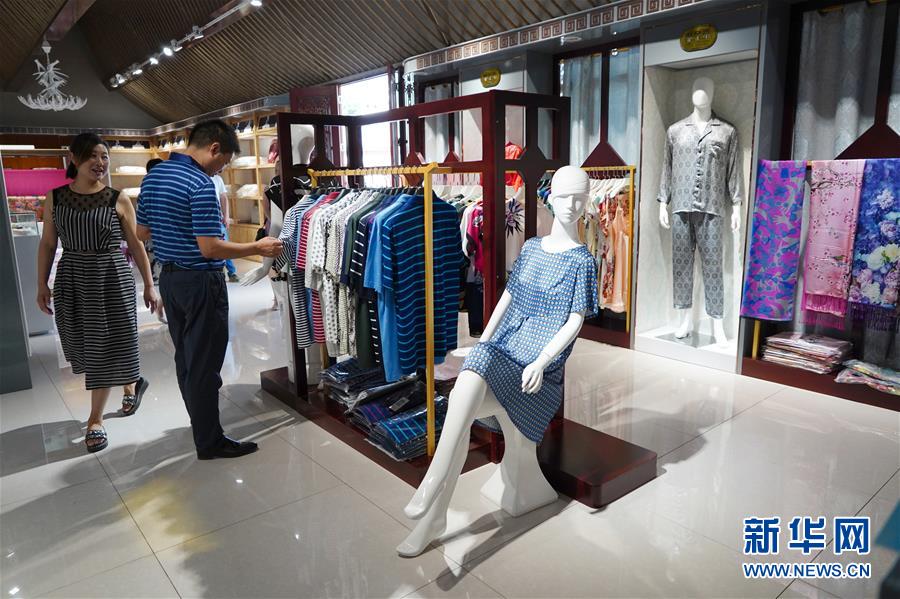 （走向我們的小康生活·圖文互動(dòng)）（2）綠了青山，紅了日子——秦巴山區(qū)群眾繪出小康“調(diào)色板”