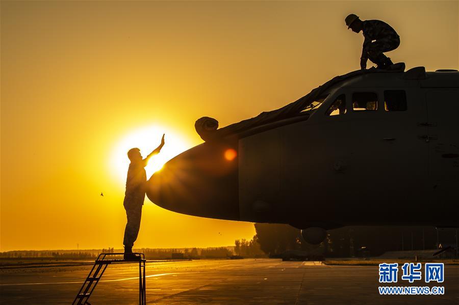 (在習(xí)近平強(qiáng)軍思想指引下·我們?cè)趹?zhàn)位報(bào)告·圖文互動(dòng))(5)雷霆“戰(zhàn)神”向戰(zhàn)而飛——空軍航空兵某師牢記囑托備戰(zhàn)打仗記事