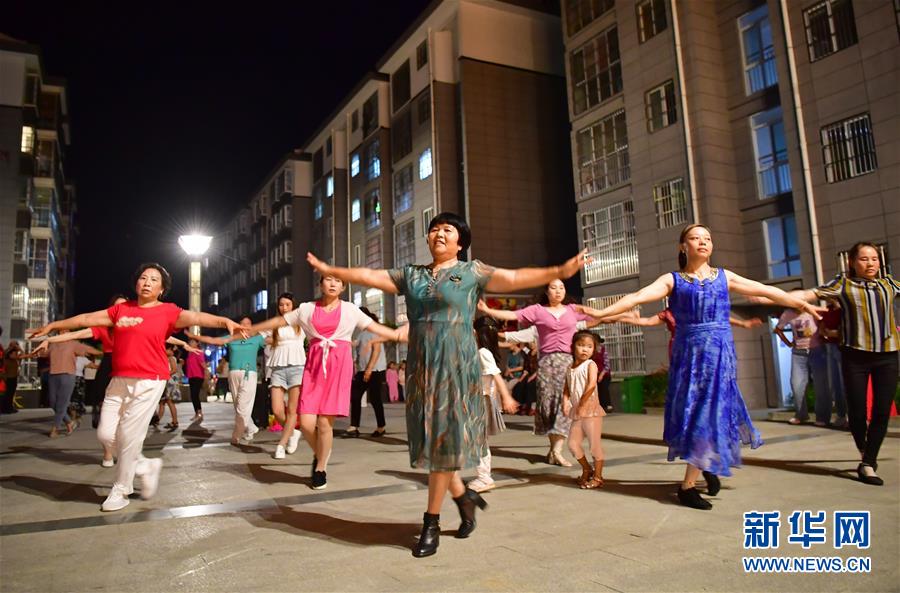 （走向我們的小康生活·圖文互動(dòng)）（4）“樓上過日子，樓下賺票子”——來自陜西安康的易地扶貧搬遷一線觀察