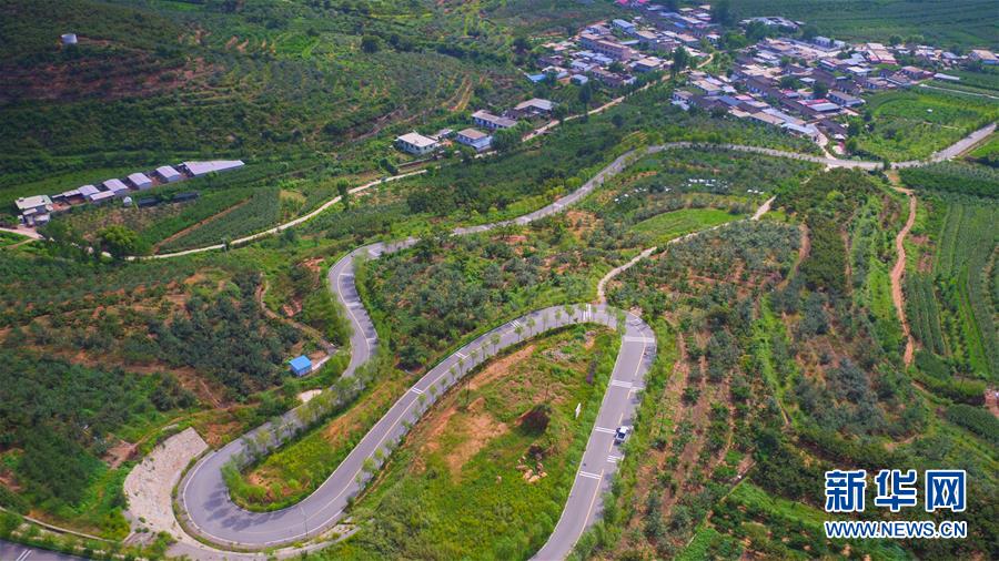 （新華全媒頭條·走向我們的小康生活·圖文互動(dòng)）（1）長(zhǎng)城腳下，小康村串成“珍珠鏈”