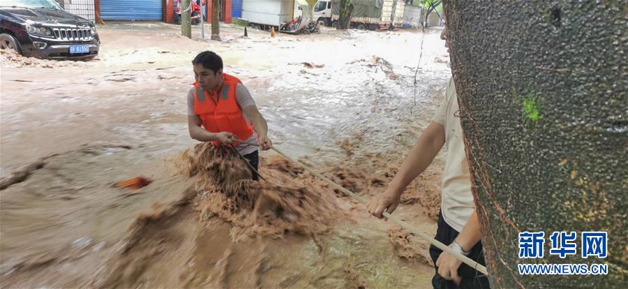 （在習(xí)近平新時代中國特色社會主義思想指引下——新時代新作為新篇章·習(xí)近平總書記關(guān)切事·圖文互動）（3）洪峰浪尖，鮮紅的黨旗高高飄揚——記防汛抗洪一線的共產(chǎn)黨員