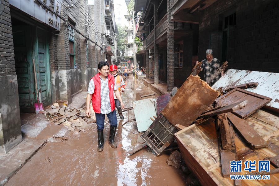 （在習(xí)近平新時代中國特色社會主義思想指引下——新時代新作為新篇章·習(xí)近平總書記關(guān)切事·圖文互動）（4）洪峰浪尖，鮮紅的黨旗高高飄揚——記防汛抗洪一線的共產(chǎn)黨員