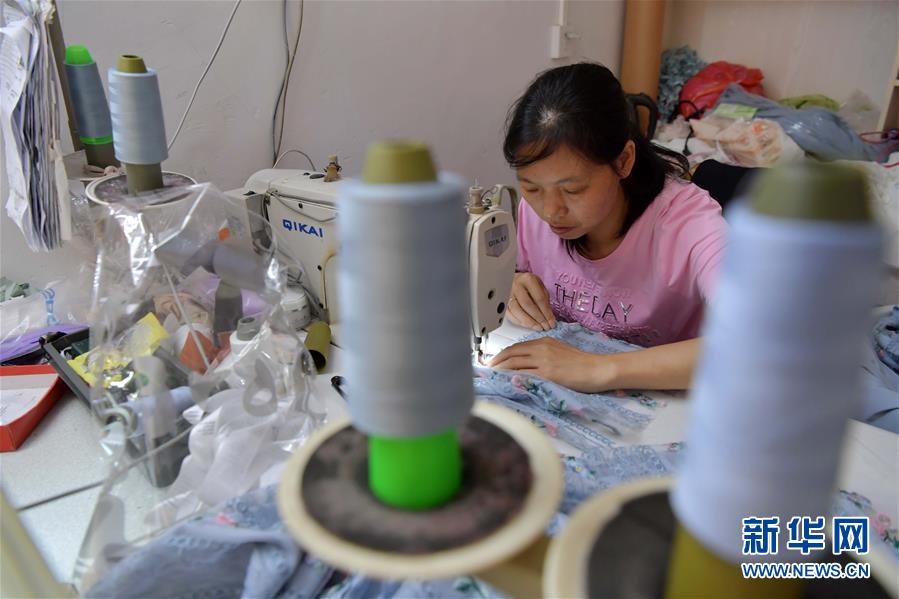 （走向我們的小康生活·圖文互動(dòng)）（2）“一件衣裳”，藏著脫貧致富新天地