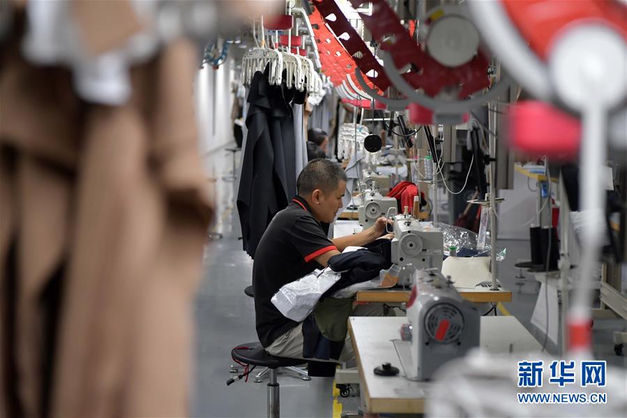 （走向我們的小康生活·圖文互動(dòng)）（4）“一件衣裳”，藏著脫貧致富新天地