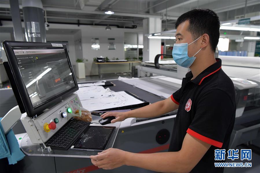 （走向我們的小康生活·圖文互動(dòng)）（6）“一件衣裳”，藏著脫貧致富新天地