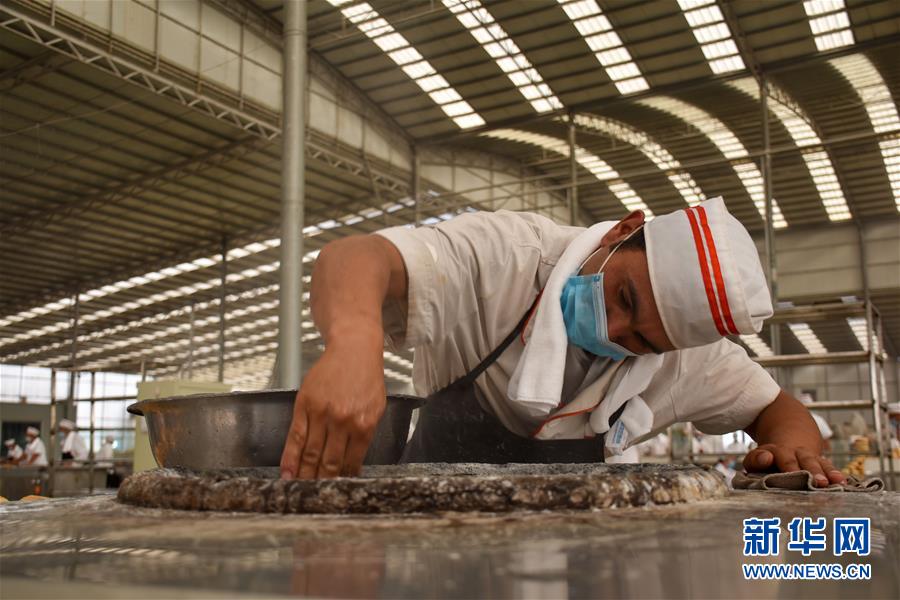 (決戰(zhàn)決勝脫貧攻堅·圖文互動)(1)家門口的“夢工廠”