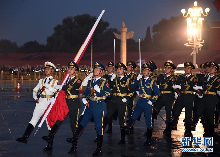 (社會)(2)國慶升旗儀式在天安門廣場舉行