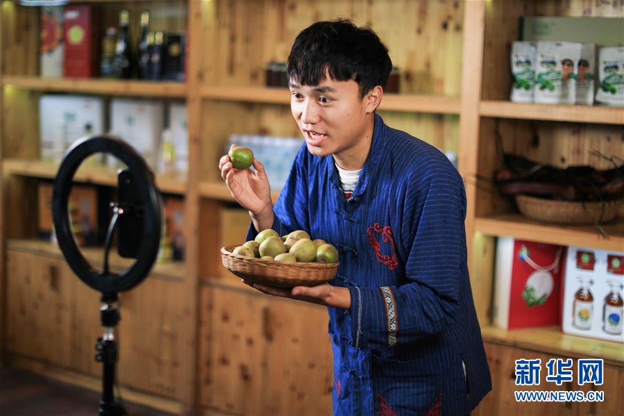 （在習(xí)近平新時代中國特色社會主義思想指引下——新時代新作為新篇章·習(xí)近平總書記關(guān)切事·圖文互動）（5）精準(zhǔn)扶貧7年，十八洞村“長”出10余種新職業(yè)