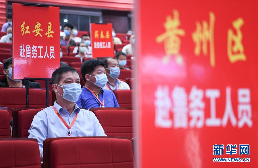 (兩會·熱點(diǎn)畫報)(15)代表委員建言統(tǒng)籌做好經(jīng)濟(jì)社會發(fā)展工作