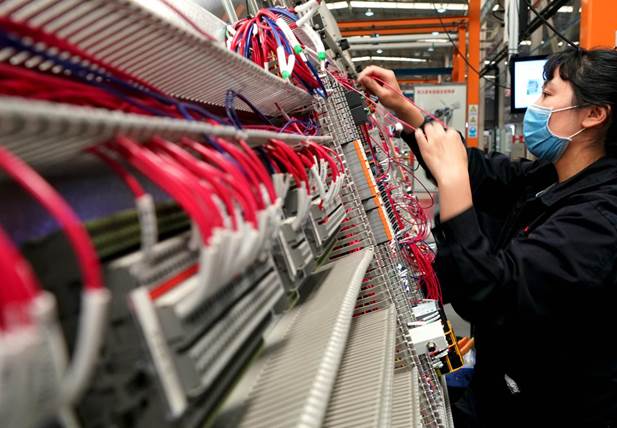 4月21日，在位于河南省許昌市的許繼電氣股份有限公司內(nèi)，工作人員在生產(chǎn)線上作業(yè)。新華社記者李安攝