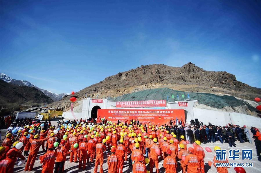 (新華全媒頭條·圖文互動(dòng))(3)構(gòu)建命運(yùn)共同體 開啟上合新時(shí)代——習(xí)近平主席推動(dòng)上合組織發(fā)展五年間