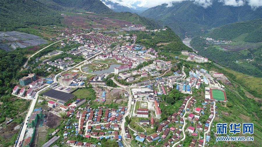 （兩會(huì)前夕看落實(shí)·圖文互動(dòng)）（1）格?；ㄩ_ 幸福路寬——西藏落實(shí)習(xí)近平總書記全國(guó)兩會(huì)重要講話精神紀(jì)實(shí)