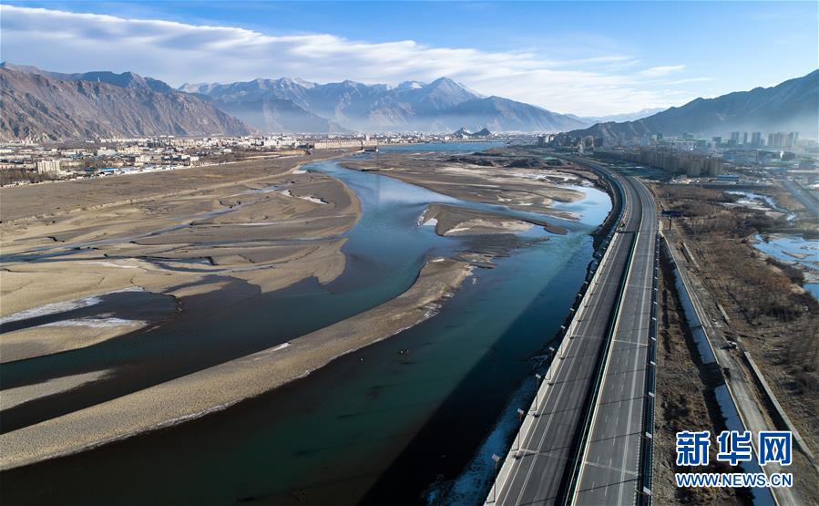 （兩會(huì)前夕看落實(shí)·圖文互動(dòng)）（2）格?；ㄩ_ 幸福路寬——西藏落實(shí)習(xí)近平總書記全國(guó)兩會(huì)重要講話精神紀(jì)實(shí)