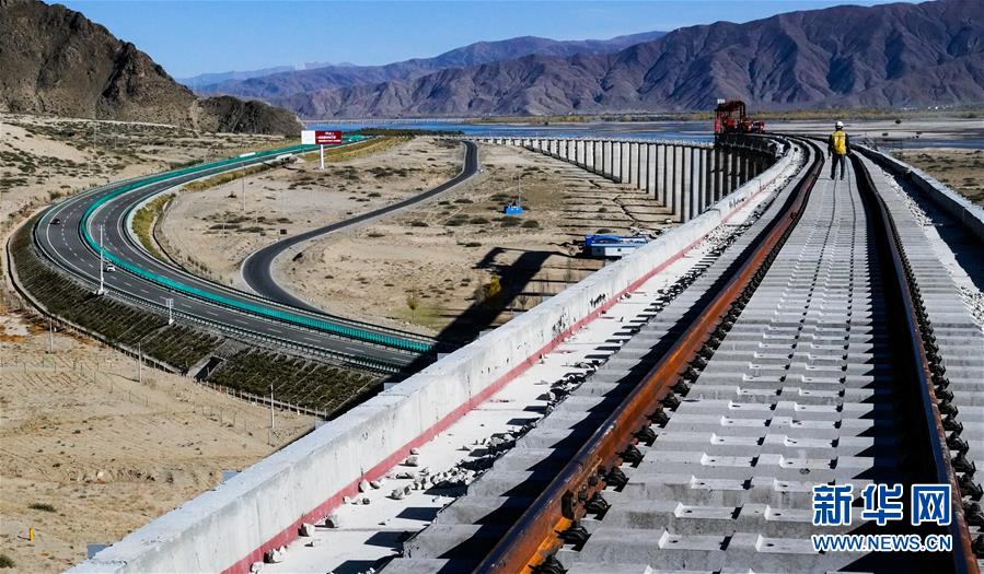 （兩會(huì)前夕看落實(shí)·圖文互動(dòng)）（3）格桑花開 幸福路寬——西藏落實(shí)習(xí)近平總書記全國(guó)兩會(huì)重要講話精神紀(jì)實(shí)