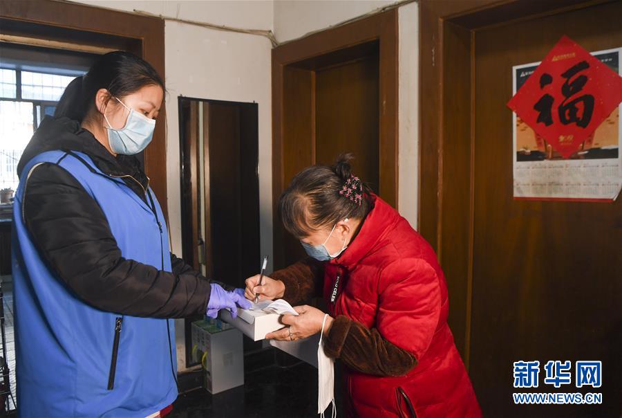 （習(xí)近平致敬的戰(zhàn)“疫”英雄·社區(qū)工作者篇·圖文互動）（2）他們，堅(jiān)守一線戰(zhàn)風(fēng)雨