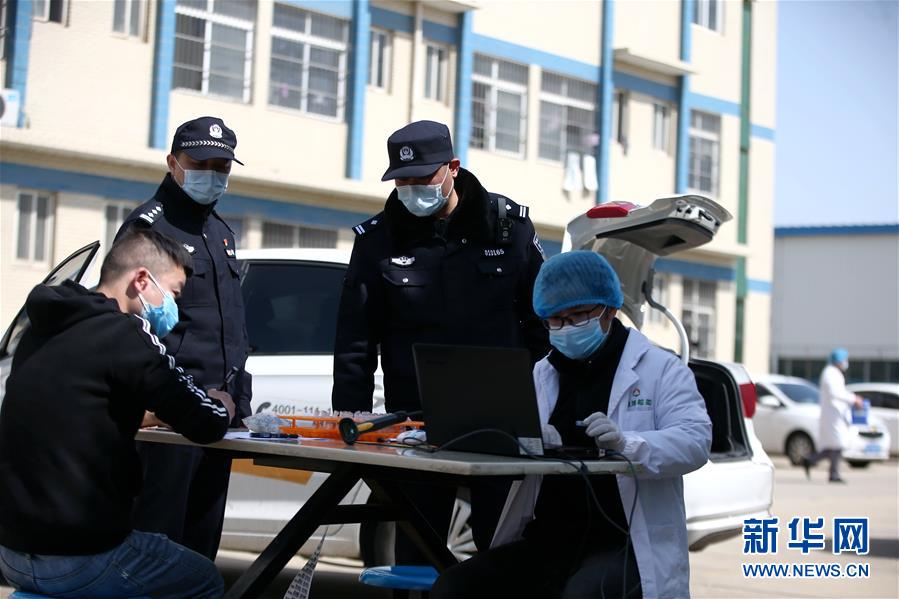 （習(xí)近平致敬的戰(zhàn)“疫”英雄·公安干警篇·圖文互動）（3）他們，抗疫一線鑄警魂