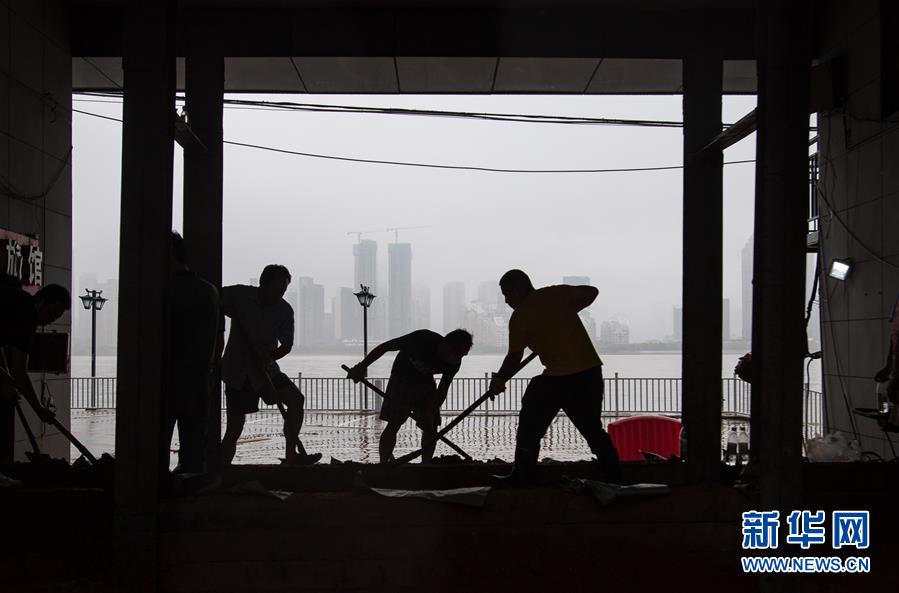 （在習(xí)近平新時(shí)代中國(guó)特色社會(huì)主義思想指引下——新時(shí)代新作為新篇章·習(xí)近平總書記關(guān)切事·圖文互動(dòng)）（3）戰(zhàn)疫魔,斗洪魔——湖北全力應(yīng)對(duì)防疫、防汛疊加“雙考”