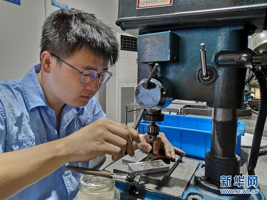 (總書(shū)記推動(dòng)的改革身邊事·教育改革篇·圖文互動(dòng))(1)特寫(xiě):“95后”上海職校生:“我的工牌上印著‘中國(guó)航天’”