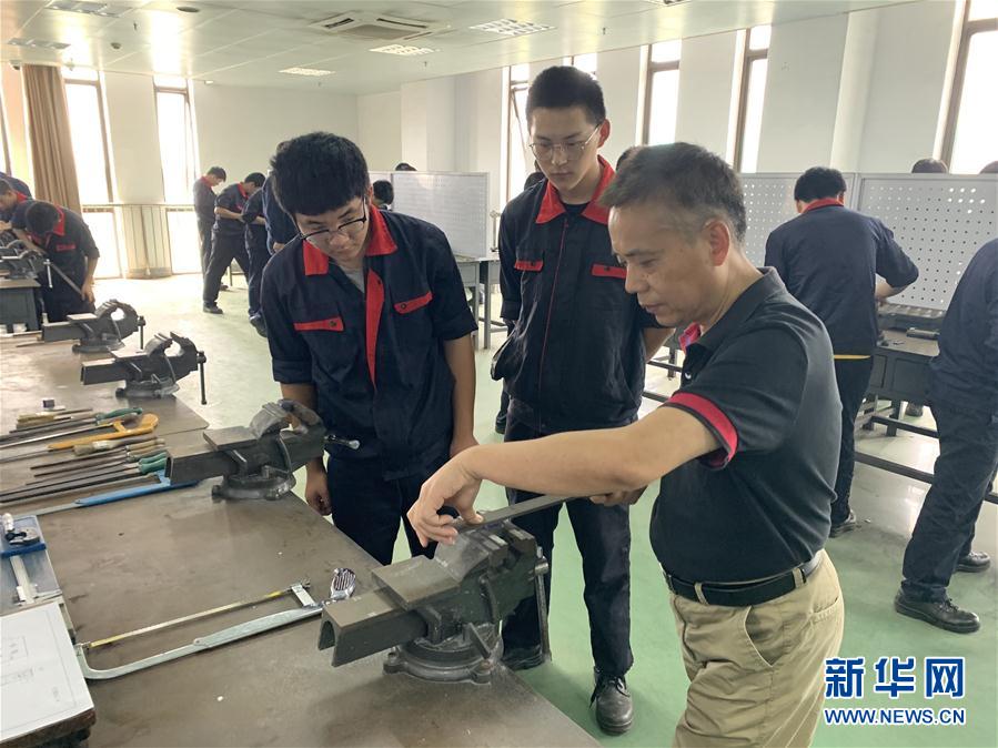 (總書(shū)記推動(dòng)的改革身邊事·教育改革篇·圖文互動(dòng))(4)特寫(xiě):“95后”上海職校生:“我的工牌上印著‘中國(guó)航天’”