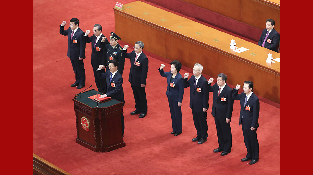 國務(wù)院副總理、國務(wù)委員、秘書長進(jìn)行憲法宣誓