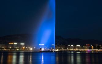 日內(nèi)瓦大噴泉點(diǎn)亮“藍(lán)燈”紀(jì)念世界難民日