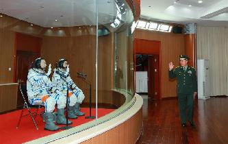 范長(zhǎng)龍看望神舟十一號(hào)航天員景海鵬、陳冬