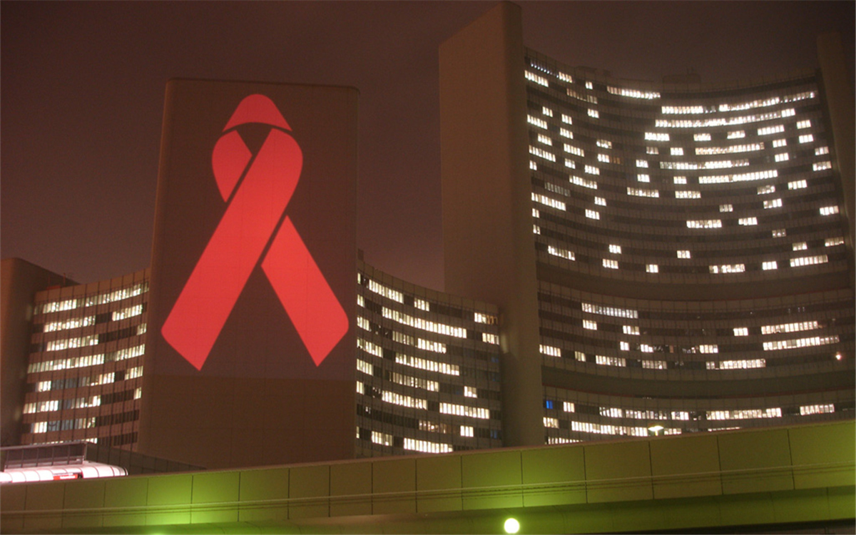 在世界艾滋病日，聯(lián)合國總部大樓點亮紅絲帶標(biāo)志