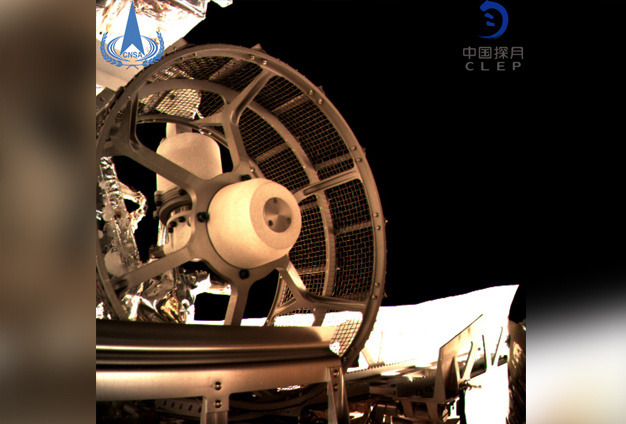 有古老的巖石，地形略微平坦一點