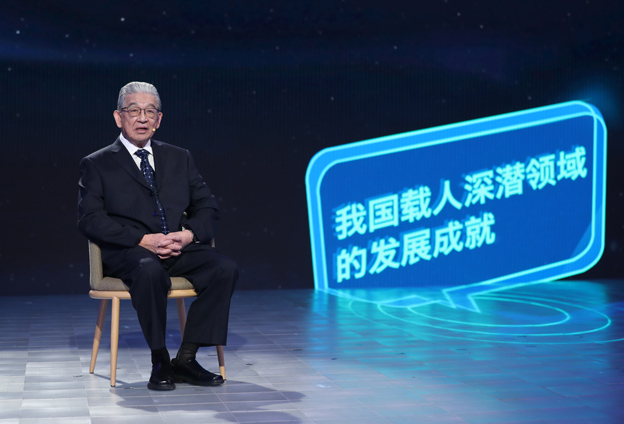 抱著要建造先進(jìn)的海軍裝備保家衛(wèi)國的心愿，考入了交通大學(xué)造船系