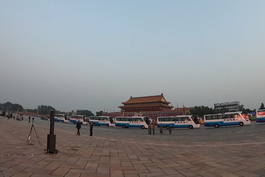 10月1日清晨的天安門城樓和長(zhǎng)安街，燈火通明，正在準(zhǔn)備慶祝大會(huì)的工作人員雖然緊張忙碌，但仍顯得井然有序