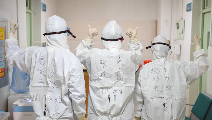 辛識(shí)平：白衣如戰(zhàn)袍，字字見(jiàn)仁心