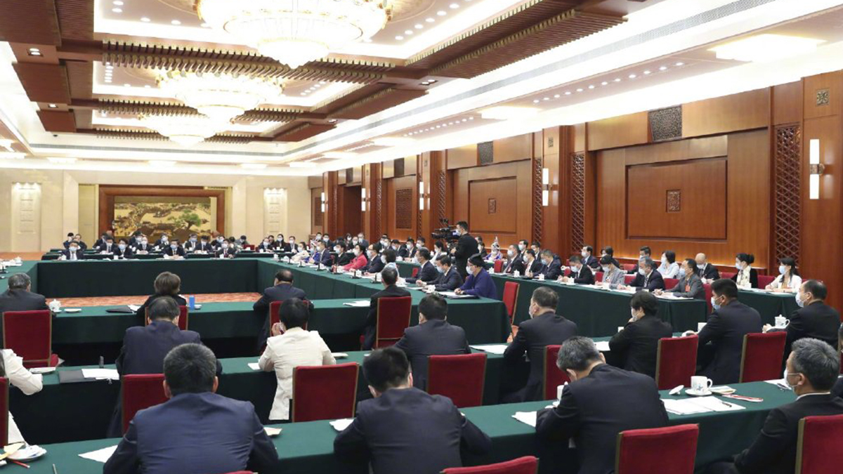 出席十三屆全國人大三次會議的代表團分組審議政府工作報告，來看審議現(xiàn)場