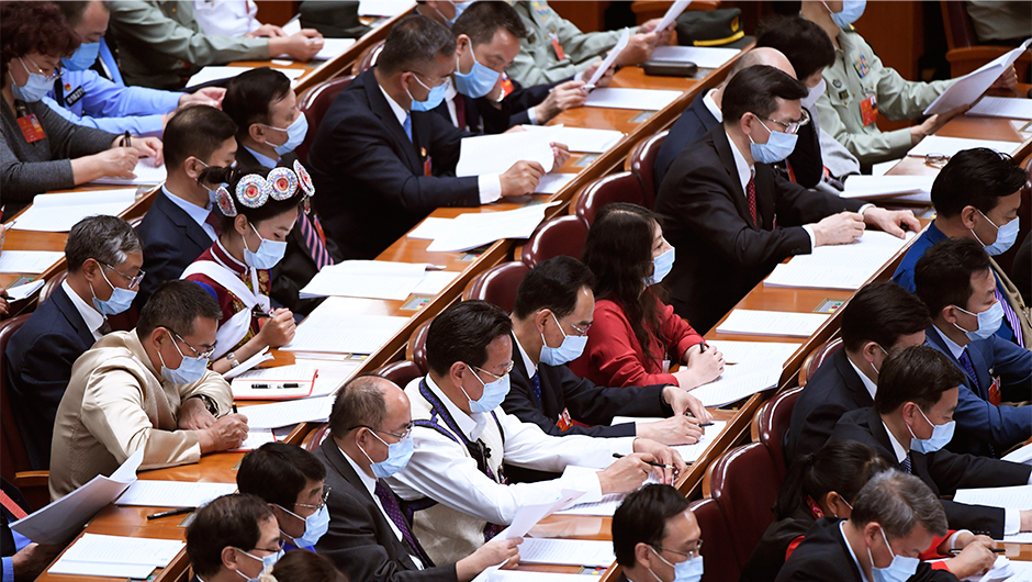 代表在認(rèn)真聽(tīng)會(huì)