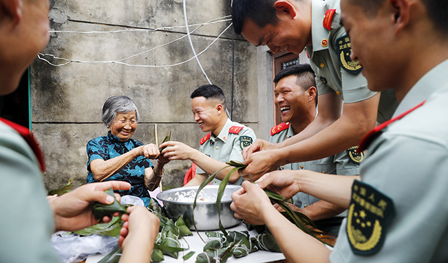 端午節(jié)，家里來了親人子弟兵