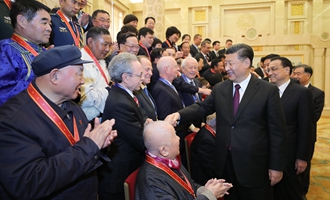 慶祝大會(huì)結(jié)束后，習(xí)近平等會(huì)見受表彰人員及親屬代表