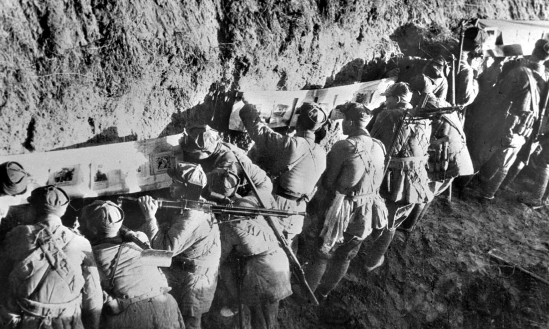 1948年冬，淮海戰(zhàn)役期間，雙堆集前沿陣地舉辦的戰(zhàn)地影展，深受解放軍戰(zhàn)士歡迎。新華社稿  袁克忠攝