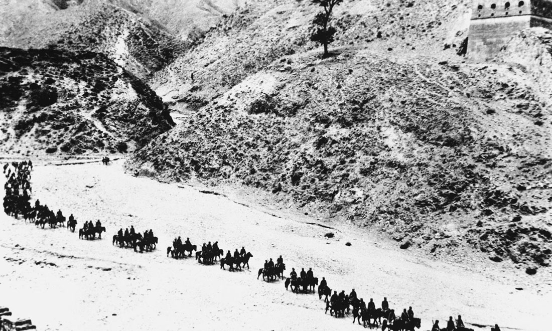 1937年11月太原失守后，八路軍向華北敵后挺進(jìn)，分兵發(fā)動(dòng)群眾，開(kāi)展敵后游擊戰(zhàn)爭(zhēng)，創(chuàng)建敵后根據(jù)地。新華社稿　沙飛攝