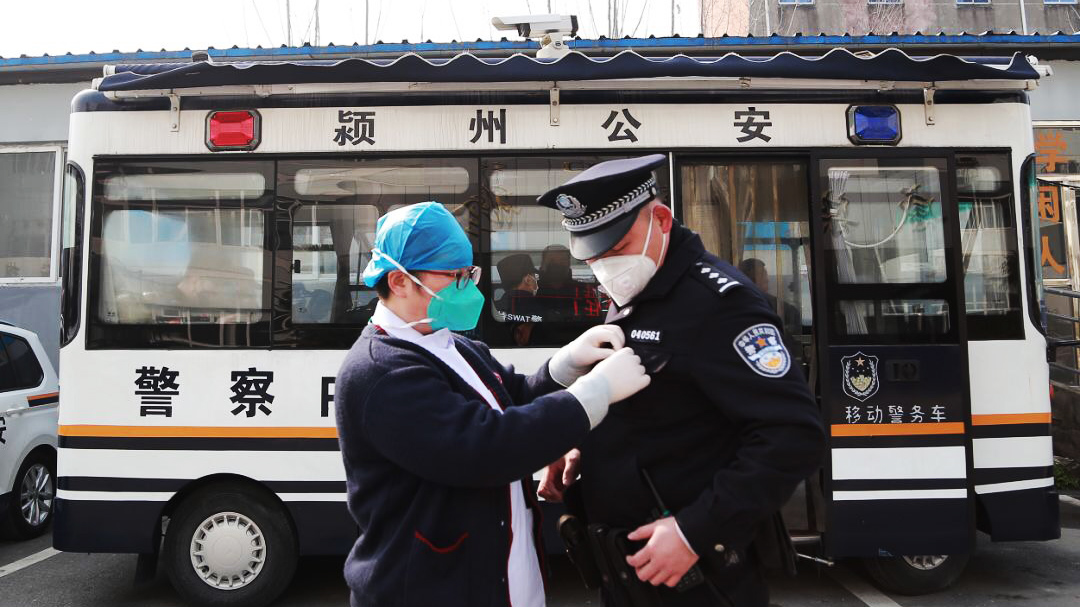 警察魏云龍：咫尺之間，各自奮戰(zhàn)