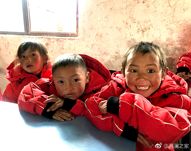 在四川省西南部川滇交界處的大涼山深處，坐落著一所紅旗小學(xué)。每當(dāng)最寒冷的季節(jié)到來(lái)，這里的許多孩子們不得不共用一件冬衣御寒。 “多一克溫暖”與暖流計(jì)劃記錄下了孩子們開(kāi)心的笑臉。這些笑臉，都是“多一克溫暖”前行中的源源動(dòng)力。